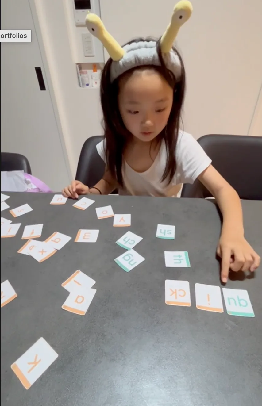 堅田の英会話教室の自作教材でお家で英単語作りゲームをしている小学生