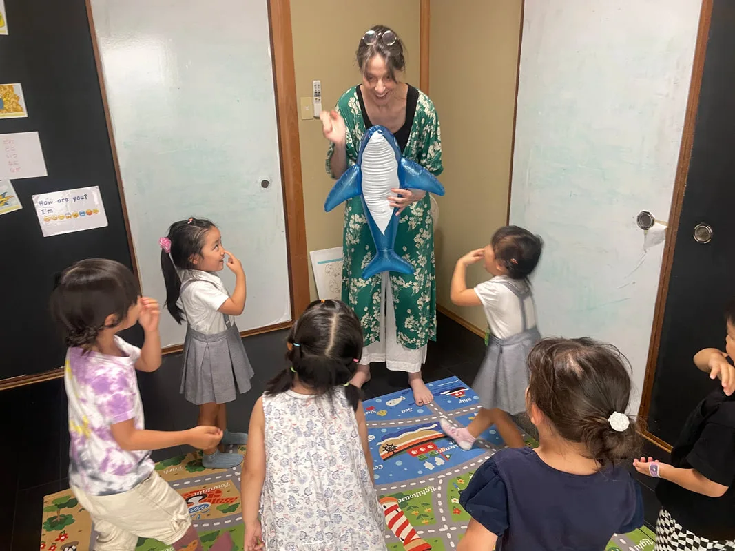 堅田の英会話教室でイルカさんの真似をしながら英語を自然に覚える４歳児さん